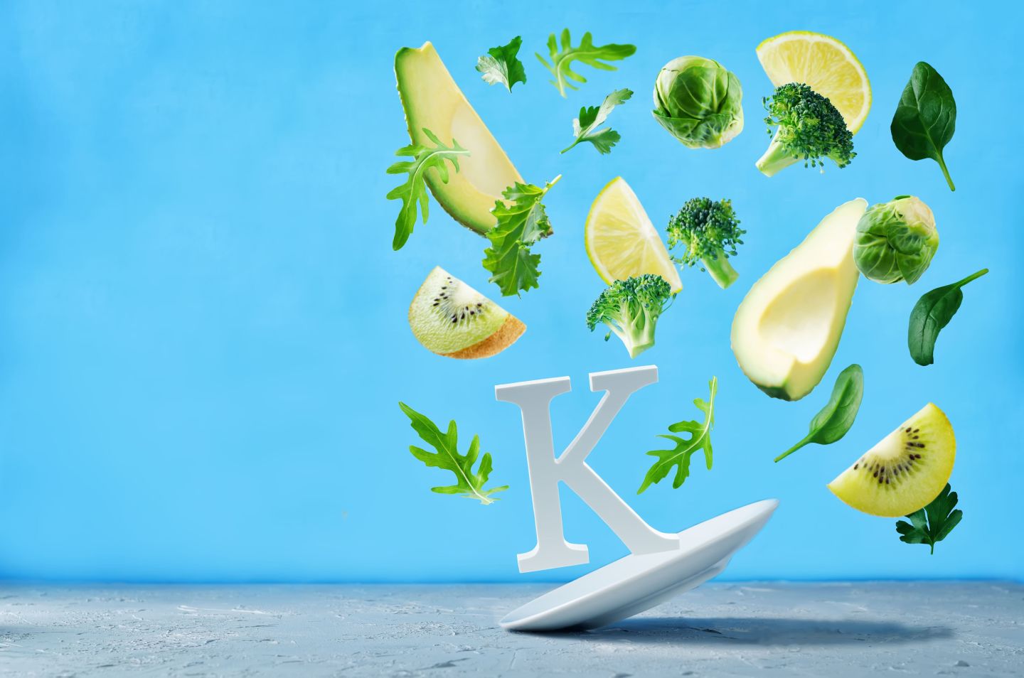 Vitamin K Tagesbedarf: Wie viel Vitamin K du täglich benötigst und wie du es durch die Ernährung aufnimmst.